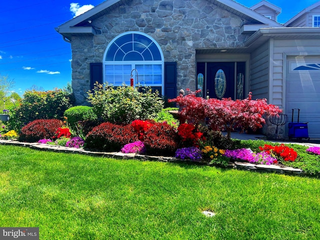 property entrance featuring a yard