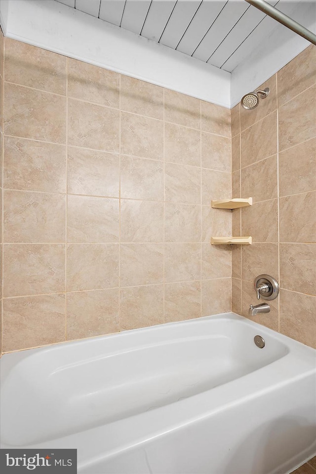 bathroom featuring tiled shower / bath combo