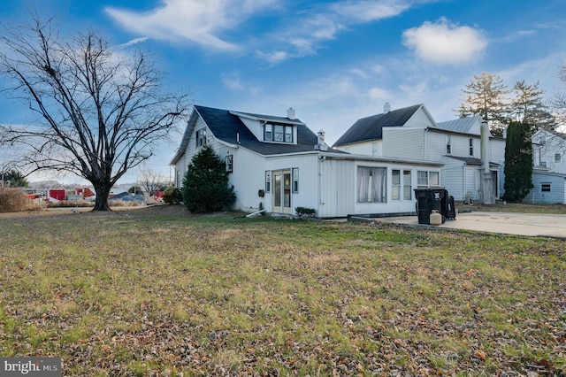 view of front of house with a front lawn