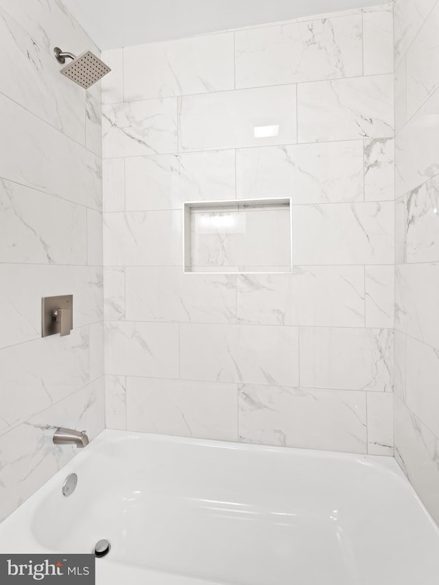 bathroom with tiled shower / bath combo