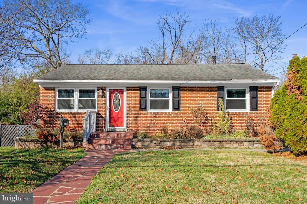 view of front of property with a front lawn