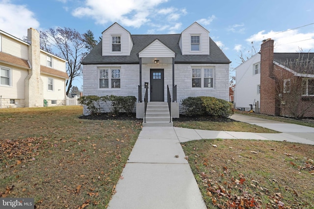 view of front facade featuring a front lawn