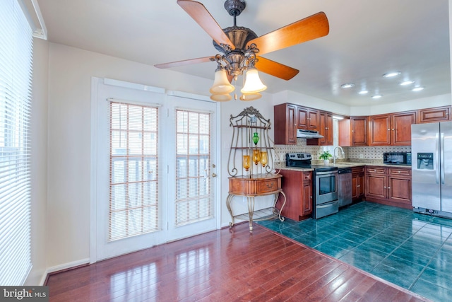 kitchen with backsplash, sink, ceiling fan, dark hardwood / wood-style flooring, and stainless steel appliances