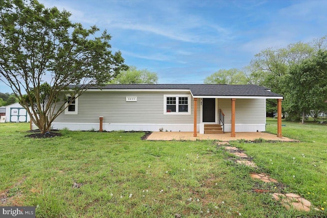 view of front of home featuring a front lawn