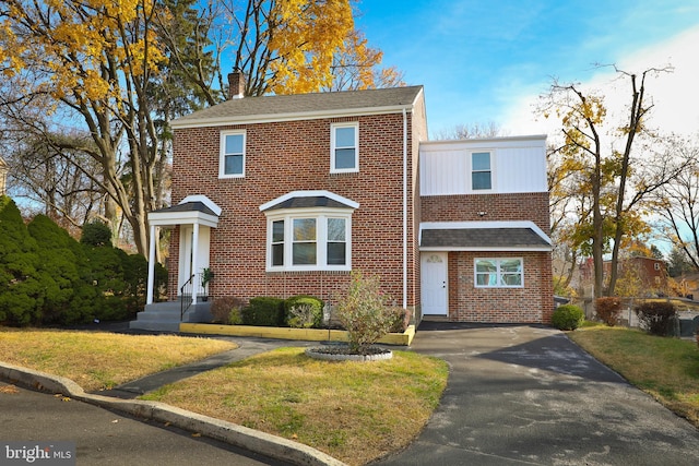 view of front of property with a front lawn