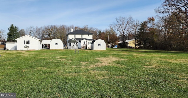 view of yard featuring a storage shed