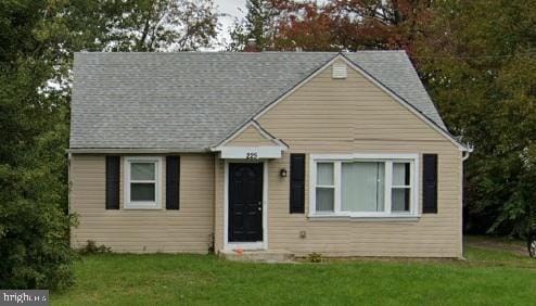 view of front facade with a front yard