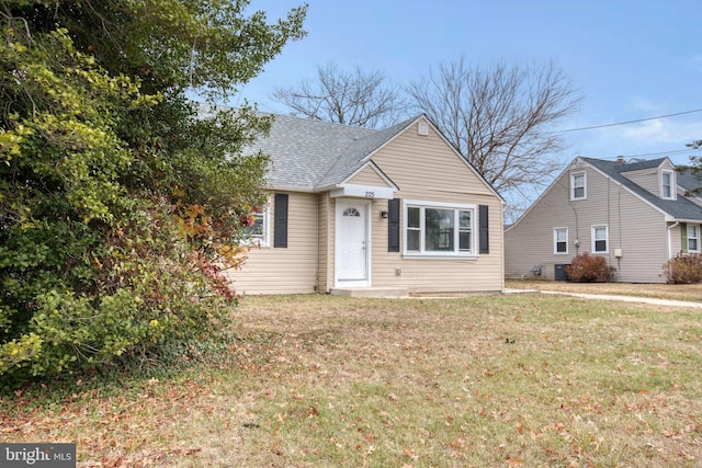 view of front of house featuring a front lawn