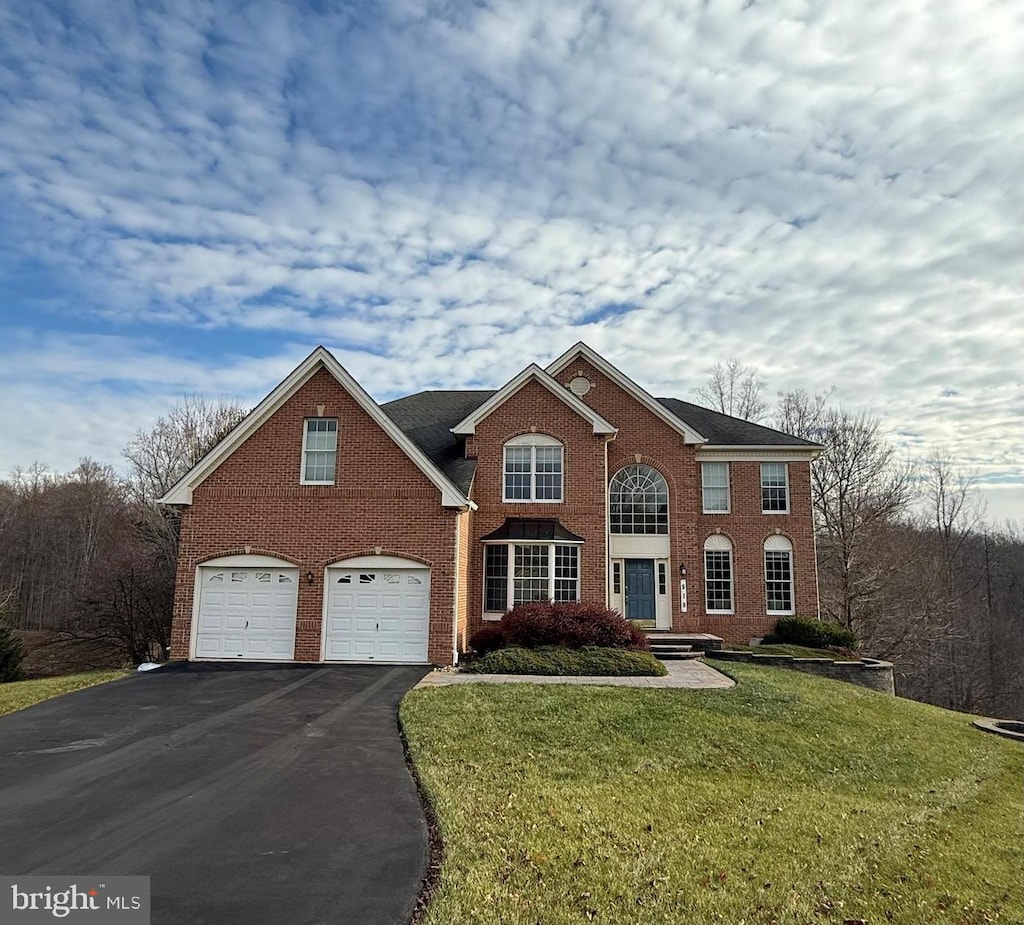 view of front of property with a front yard