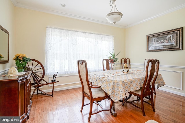 dining area featuring light hardwood / wood-style floors and ornamental molding