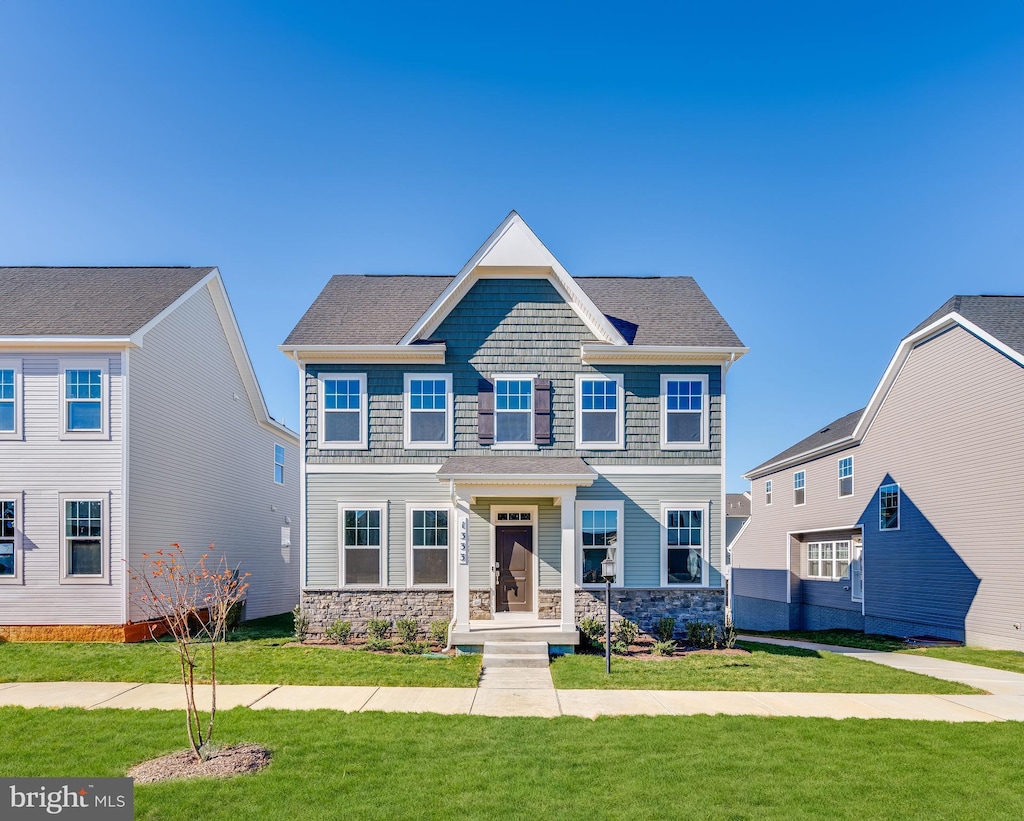 view of front of property featuring a front yard