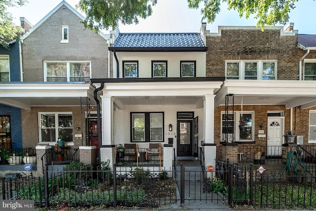 view of front of property featuring a porch