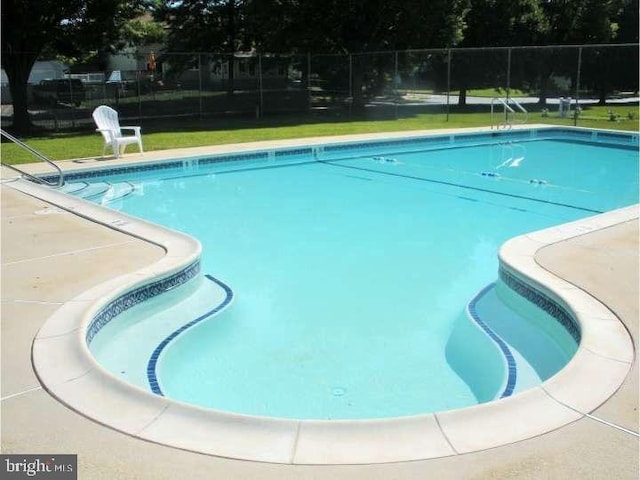 view of swimming pool