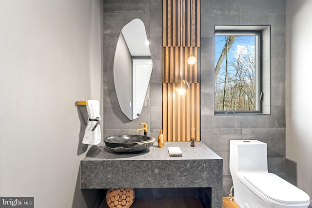 3113 Circle Hill Rd, Alexandria, VA 22305 - bathroom featuring a sink, tile walls, and toilet
