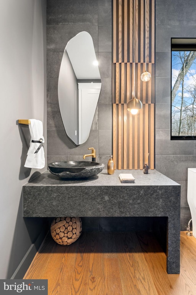 3113 Circle Hill Rd, Alexandria, VA 22305 - bathroom featuring a sink, toilet, tasteful backsplash, wood finished floors, and tile walls