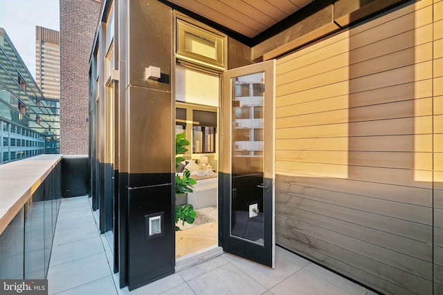 property entrance featuring a balcony