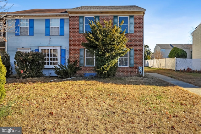 view of front facade featuring a front yard