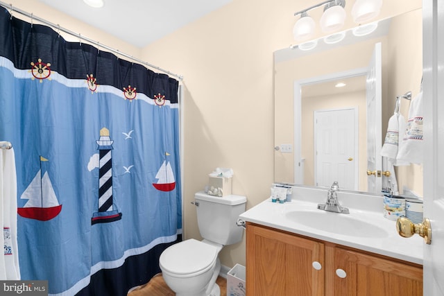 bathroom featuring a shower with curtain, vanity, and toilet