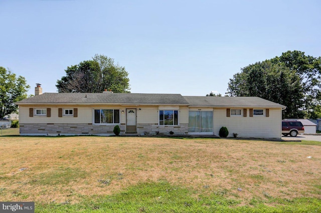 single story home with a front lawn