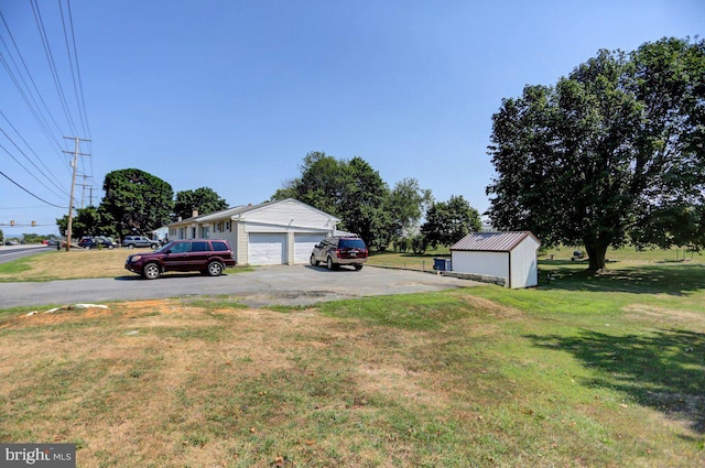 view of yard featuring an outdoor structure and a garage