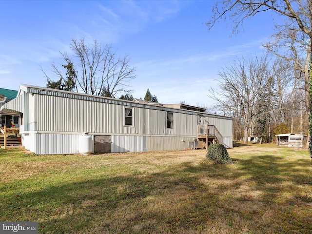 view of side of property featuring a lawn