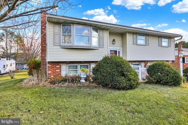 split foyer home with a front yard