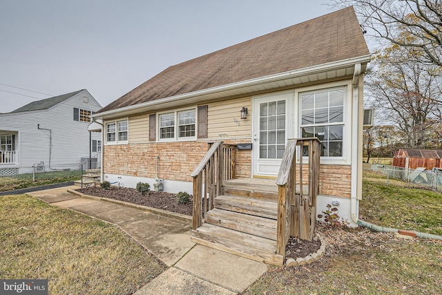 view of front of property featuring a front yard