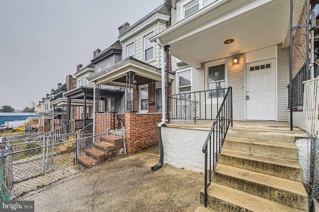 property entrance featuring a porch