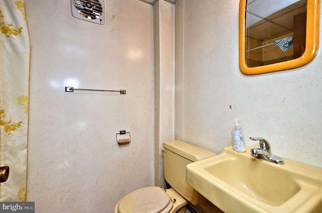 bathroom featuring toilet and sink