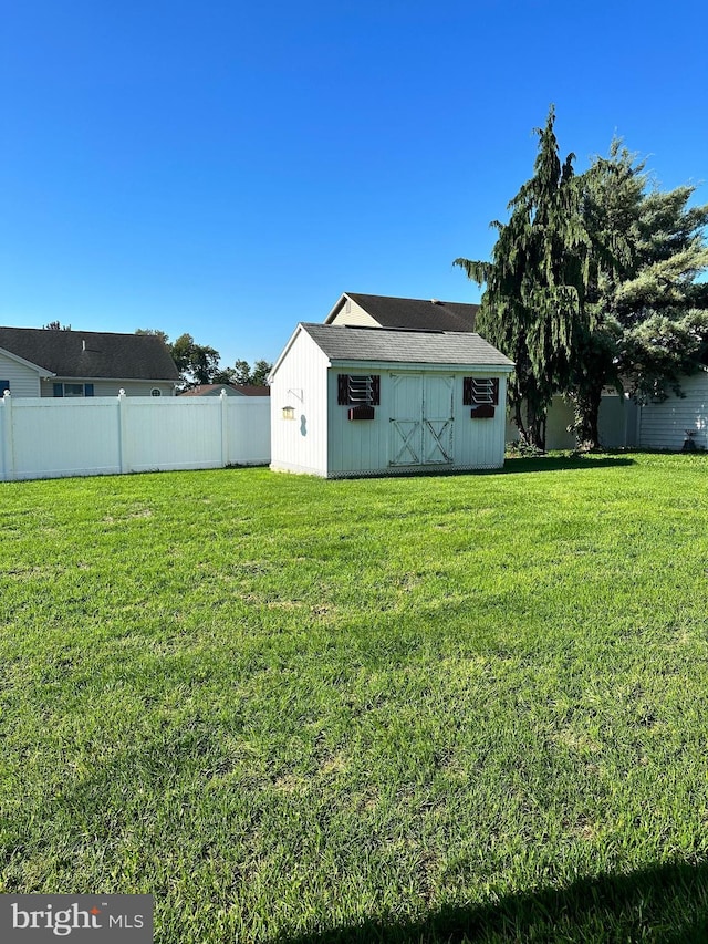 view of yard featuring a storage shed