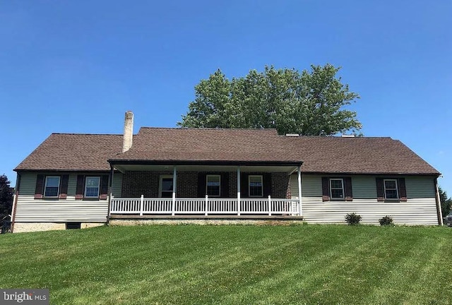 single story home featuring a porch and a front lawn