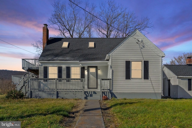 view of front of house featuring a lawn