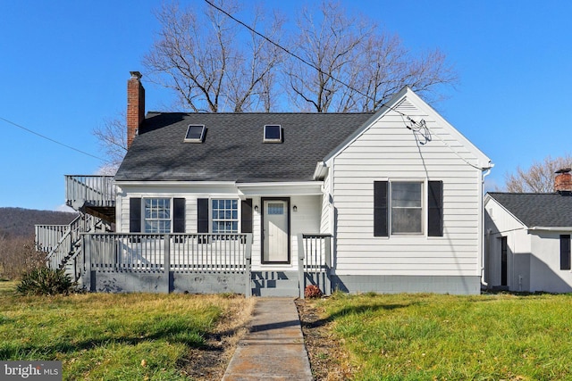 view of front of house with a front lawn