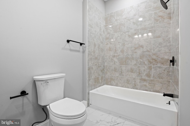 bathroom with toilet and tiled shower / bath