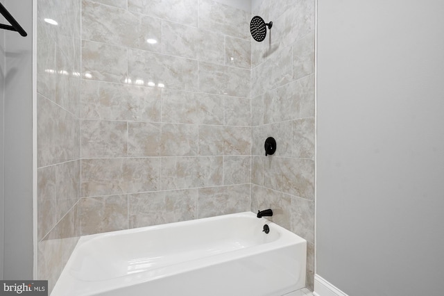 bathroom featuring tiled shower / bath