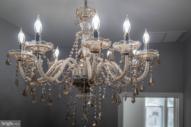 room details featuring an inviting chandelier