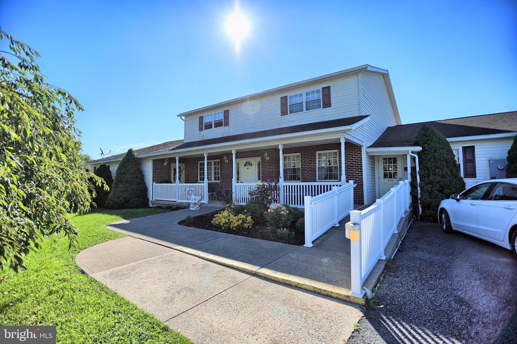 view of front of property featuring a porch