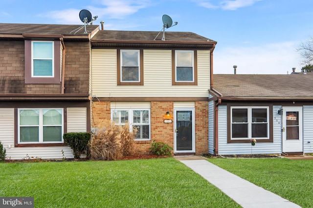 view of front of property featuring a front lawn