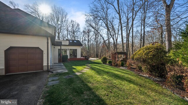 view of yard with a garage