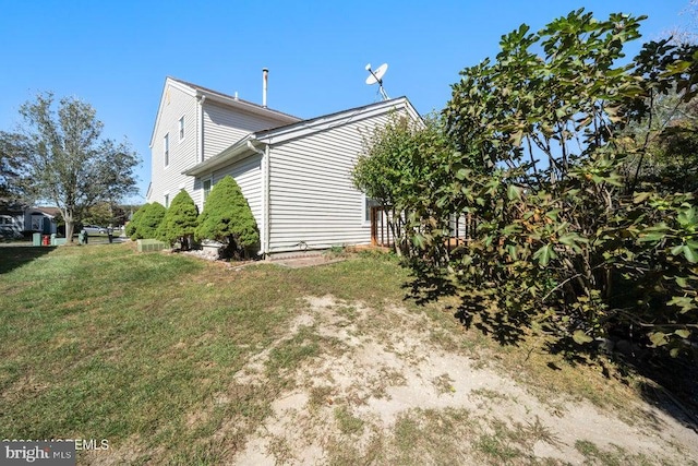 view of side of property featuring a lawn