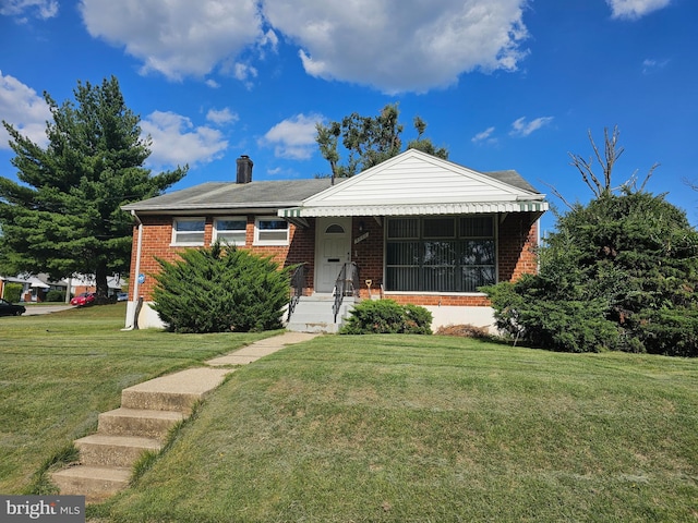 view of front of property featuring a front yard