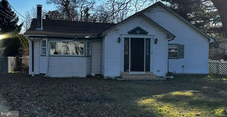 bungalow featuring a front lawn