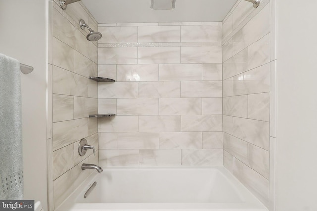 bathroom featuring tiled shower / bath combo