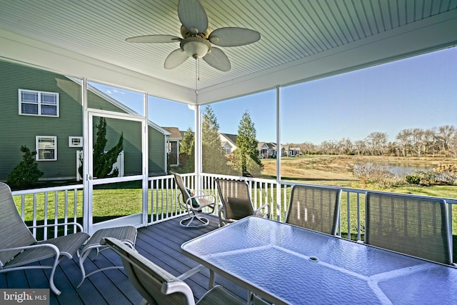 sunroom with ceiling fan