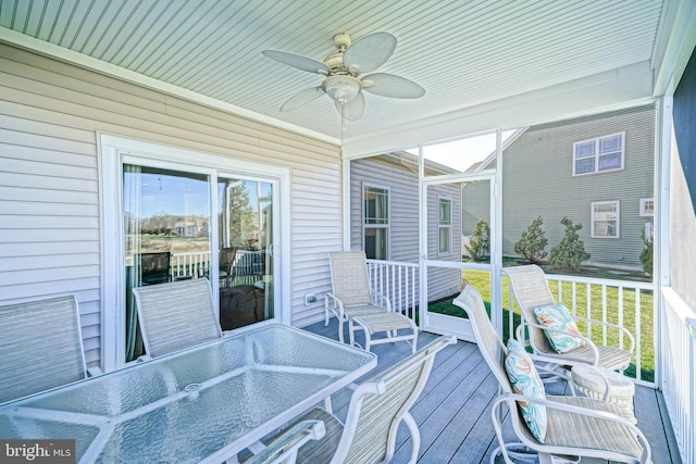 sunroom with ceiling fan