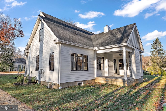 view of front of property with covered porch, a front lawn, and ceiling fan