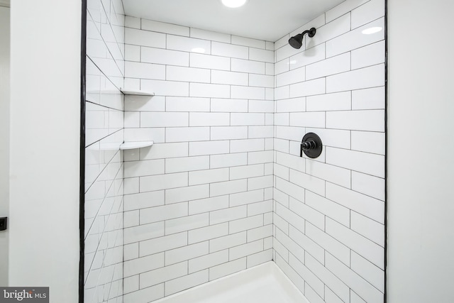 bathroom featuring a tile shower