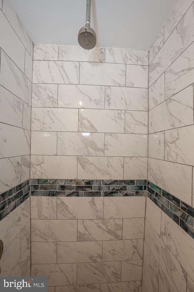 bathroom featuring tiled shower