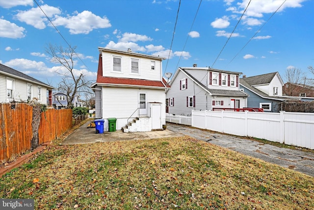 back of house featuring a yard