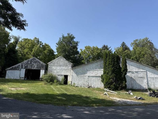 view of outdoor structure with a lawn